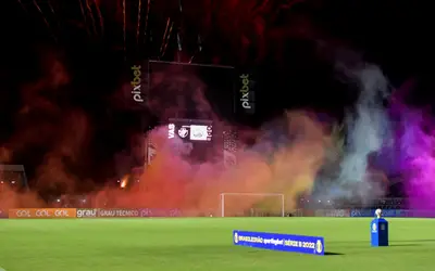 No mês do Orgulho, Vasco usa fumaça com as cores do arco-íris em jogo da Série B