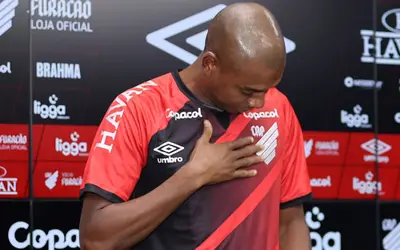 Athletico-PR anuncia retorno de Fernandinho e admite chance de contratar Daniel Alves