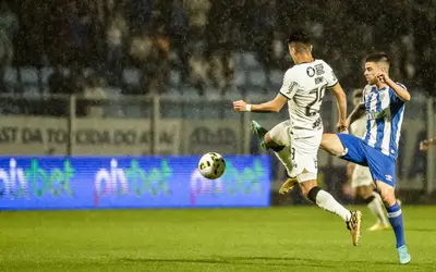 Debaixo de chuva, Corinthians busca empate com o Avaí pelo Brasileirão