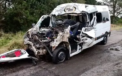 Sete professores morrem em acidente entre van e caminhão na BR-376