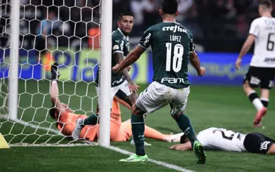 Palmeiras suporta pressão, vence Corinthians em Itaquera e dispara na liderança do Brasileiro