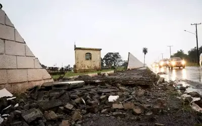 Com ventos até 85 km/h, tempestade derruba muro de cemitério em MS