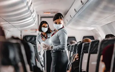 Médicos discordam da suspensão da obrigatoriedade de máscaras em aviões