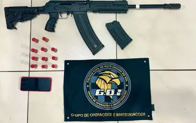Polícia Civil prende um por posse irregular de arma de fogo, captura dois foragidos da justiça e uma mulher por furto, em Campo Grande