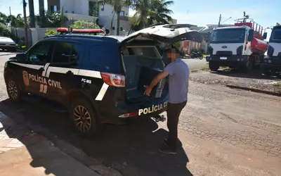 Polícia Civil cumpre mandado de busca e apreensão na residência de professor acusado de praticar abusos sexuais, em Maracaju