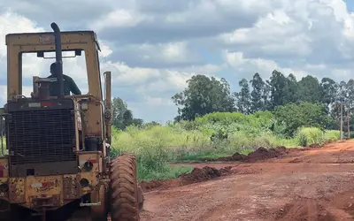 Equipes fazem manutenção em estradas vicinais de quatro assentamentos