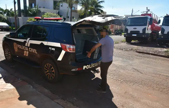 Polícia Civil cumpre mandado de busca e apreensão na residência de professor acusado de praticar abusos sexuais, em Maracaju